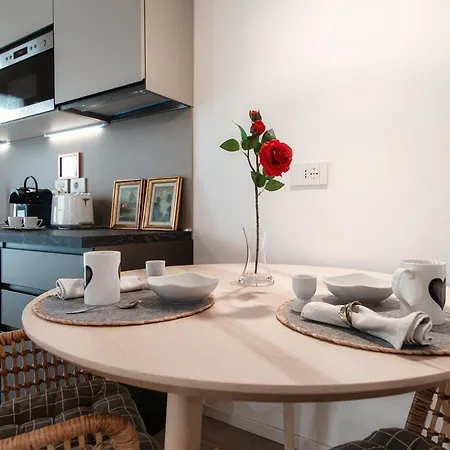 Numero 11 Piazza Amendola - By Myhomeincomo アパート *