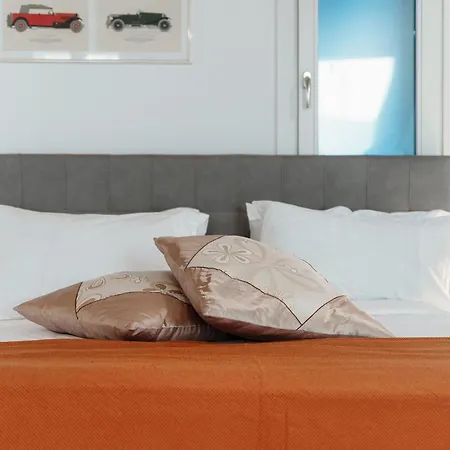 Numero 11 Piazza Amendola - By Myhomeincomo *